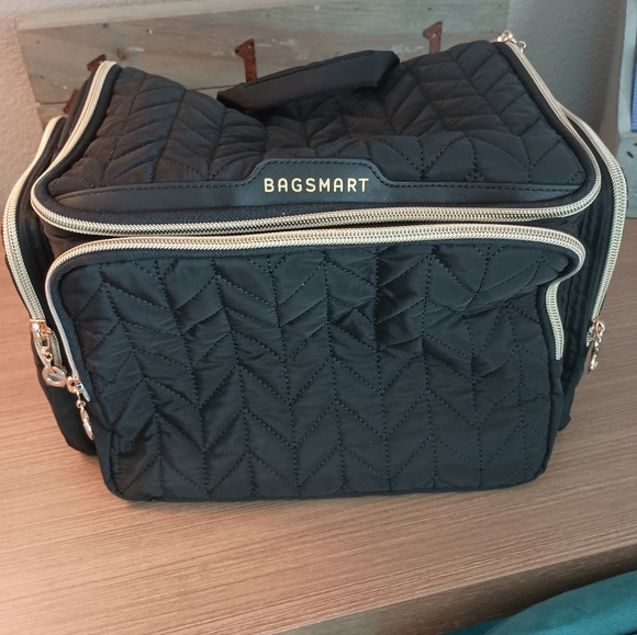 BAGSMART Quilted Black With Gold Accents Travel Bag - Picture 1 of 8